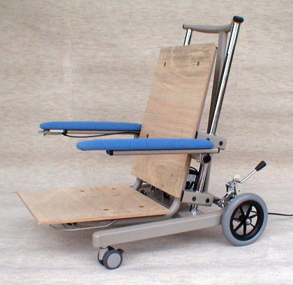 アシスタンドにブレーキ付き車輪